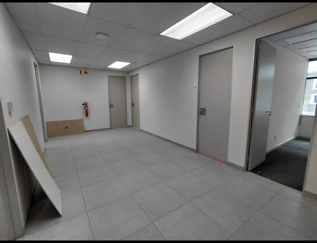 174M² OFFICE TO LET IN FOURWAYS
